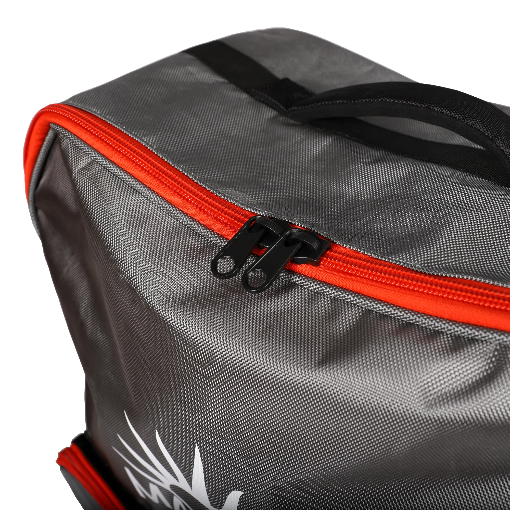 Makaio Sup Board Rucksack als Trolley Bag für aufblasbare Stand up Paddel Boards, grau. Detailansicht von Reißverschluss in der Farbe rot, mit Handgriff oben.