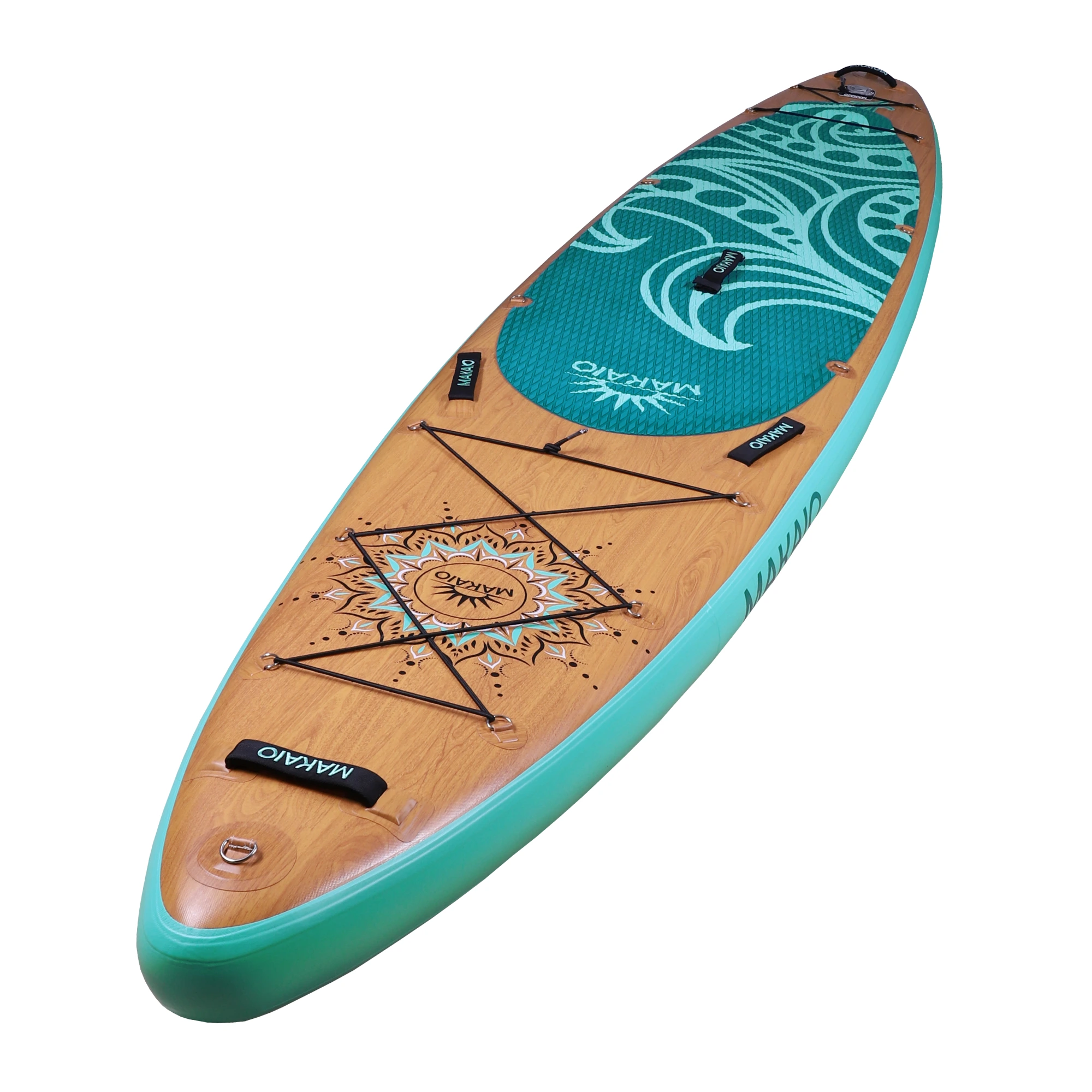 Ein farbenfrohes Paddleboard mit grün-türkisem Muster, im Holzdesign